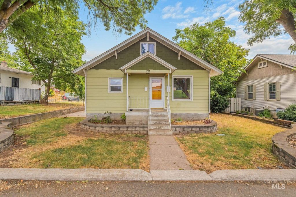 Photo of 1517 11th Avenue, Lewiston, ID 83501 (MLS # 98994819)
