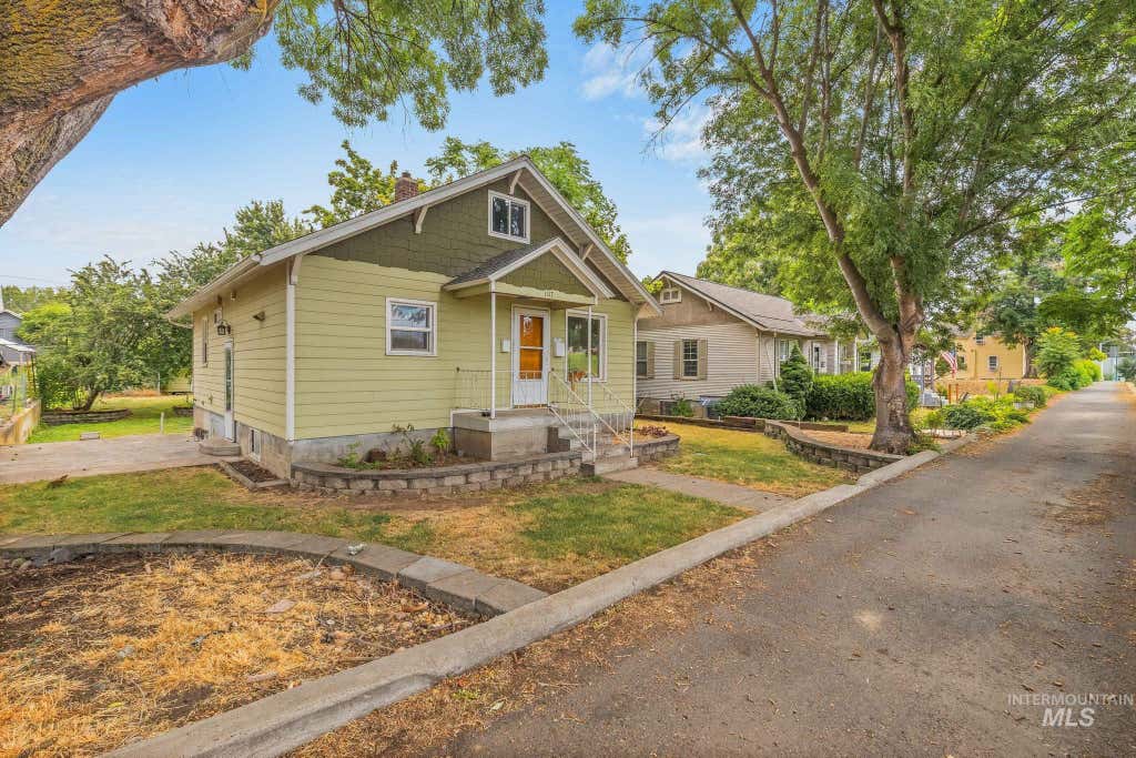 Photo of 1517 11th Avenue, Lewiston, ID 83501 (MLS # 98994819)