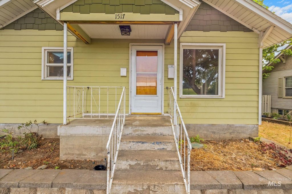 Photo of 1517 11th Avenue, Lewiston, ID 83501 (MLS # 98994819)