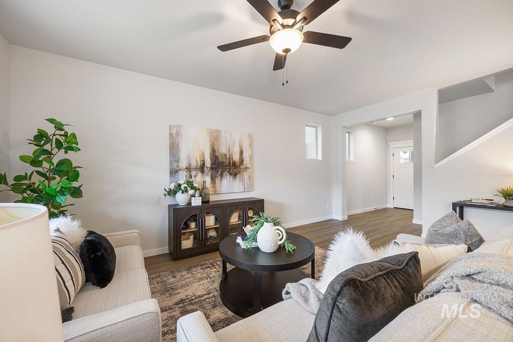 Photo of 181 W Broyhill St, Meridian, ID 83642 (MLS # 98976587)