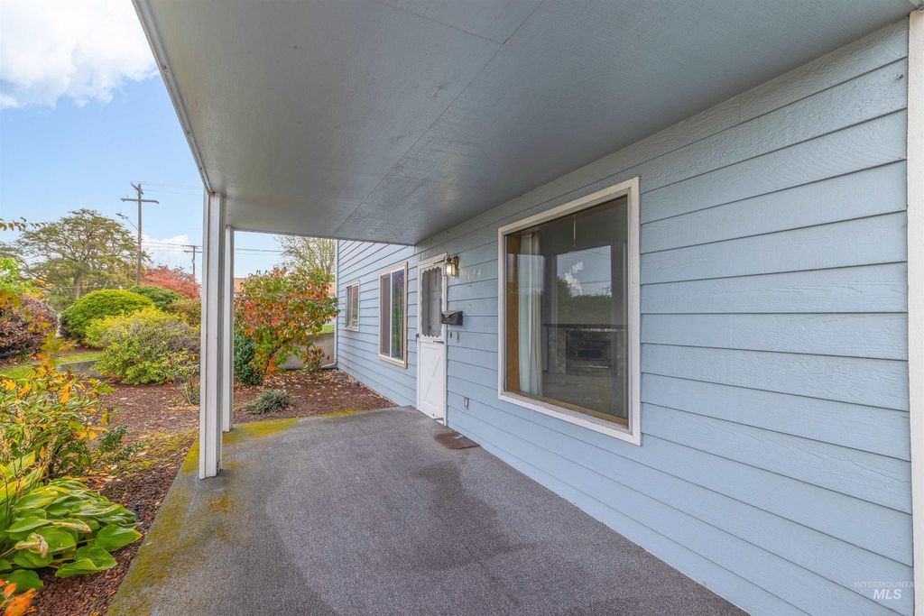 Photo of 1624 18th Avenue, Lewiston, ID 83501 (MLS # 98958608)