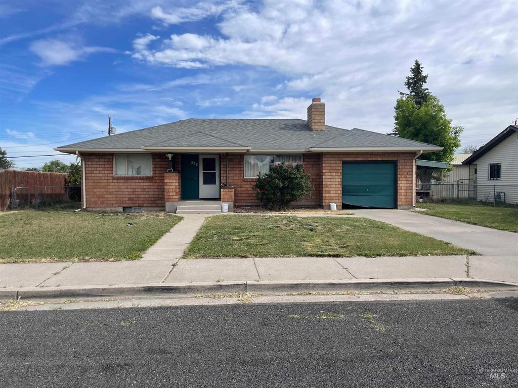 Photo of 228 Borah Ave W AVE, Twin Falls, ID 83301 (MLS # 98986124)