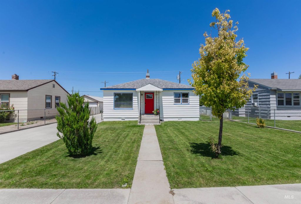 Photo of 114 Sunnyside Dr, Caldwell, ID 83605 (MLS # 98992724)
