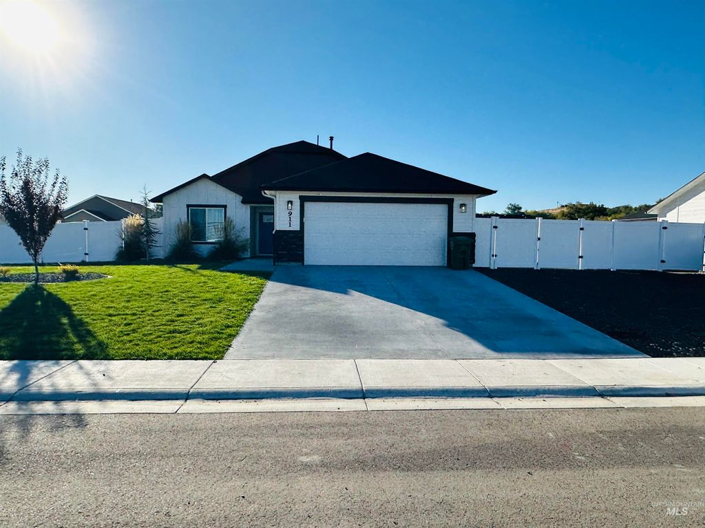 Photo of 911 Campbell St, Vale, OR 97918 (MLS # 98963984)