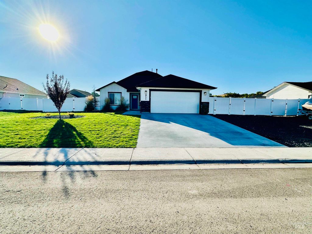 Photo of 911 Campbell St, Vale, OR 97918 (MLS # 98963984)