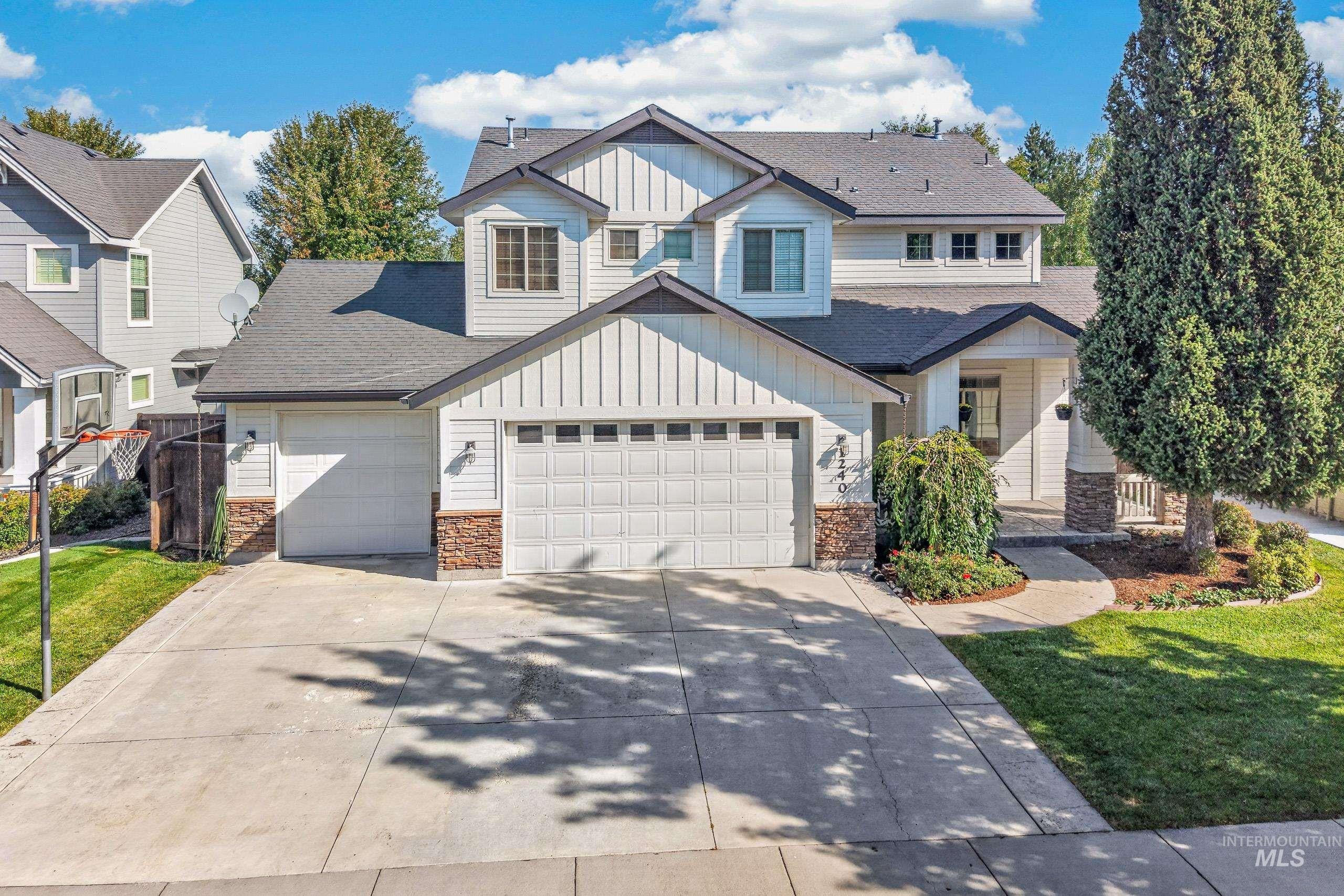 1240 W Barrymore