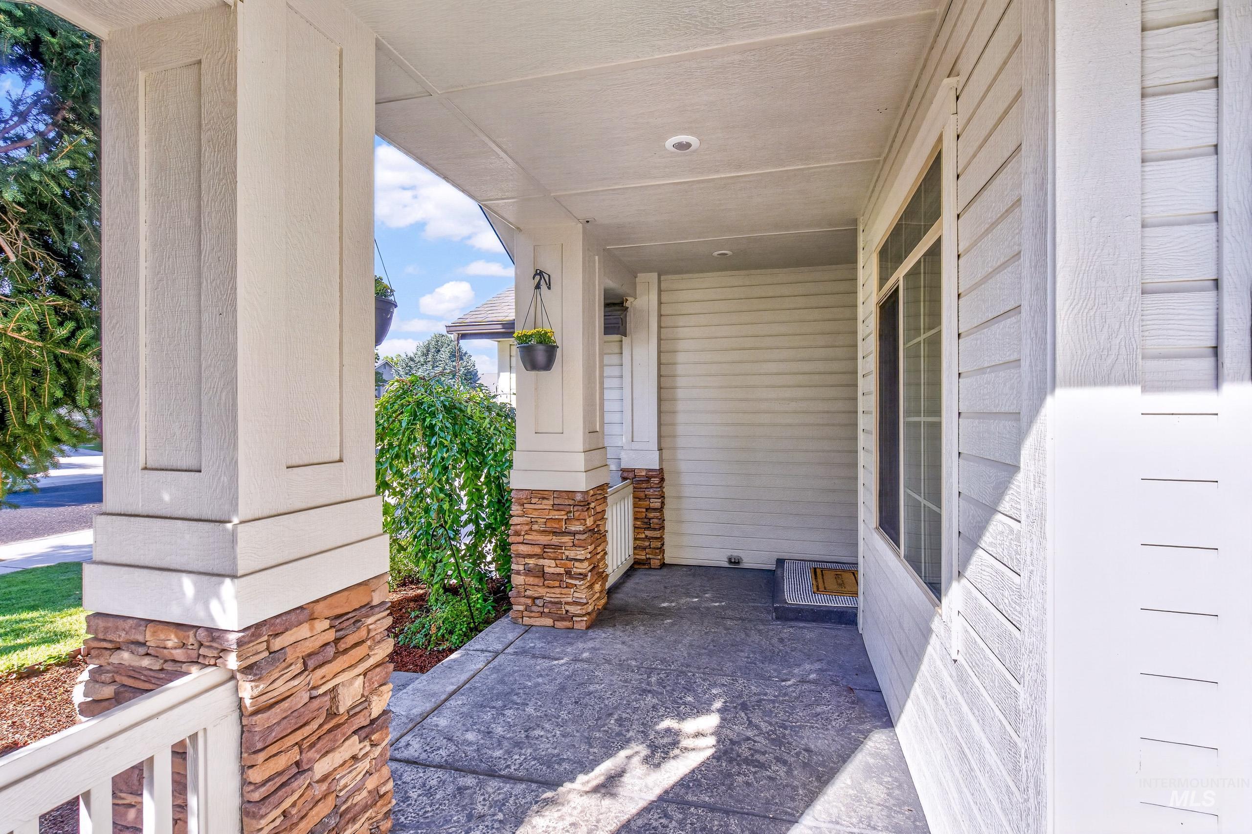 1240 W Barrymore