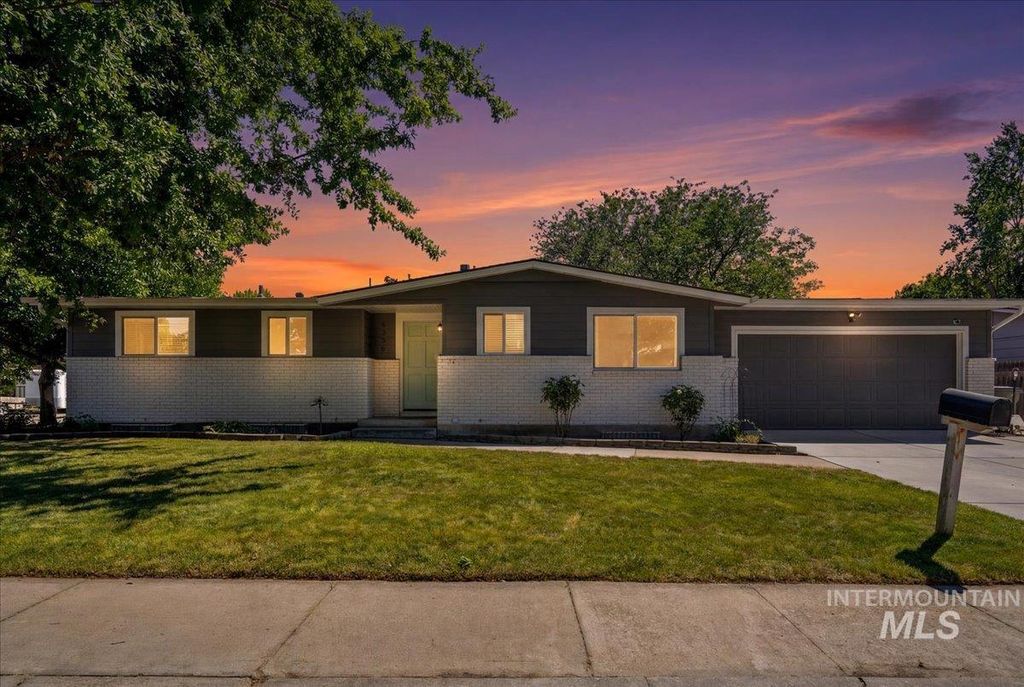 Photo of 8395 W Valley View, Boise, ID 83704 (MLS # 98990878)