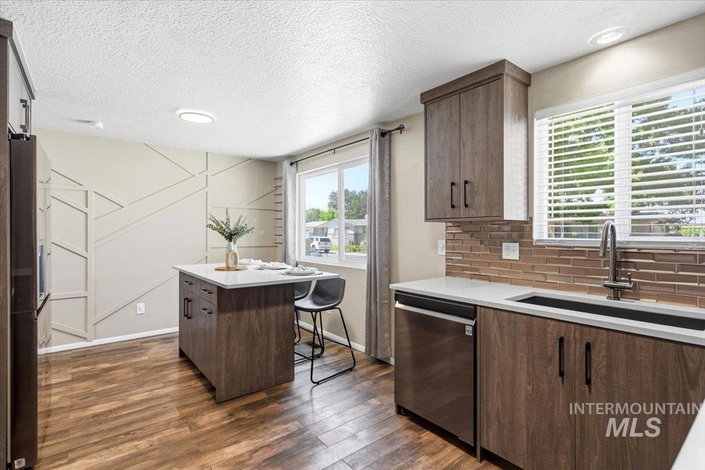 Photo of 8395 W Valley View, Boise, ID 83704 (MLS # 98990878)
