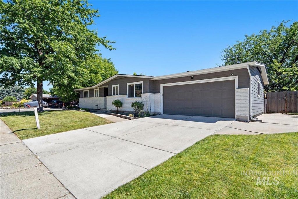 Photo of 8395 W Valley View, Boise, ID 83704 (MLS # 98990878)