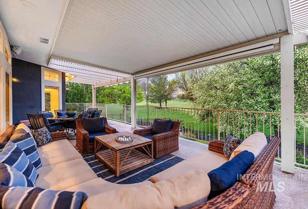 7061 N Penncross Way