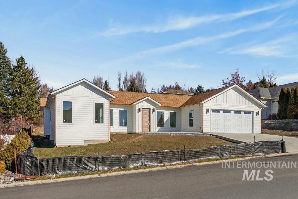 Photo of 780 Victoria Dr, Moscow, ID 83843 (MLS # 98958449)