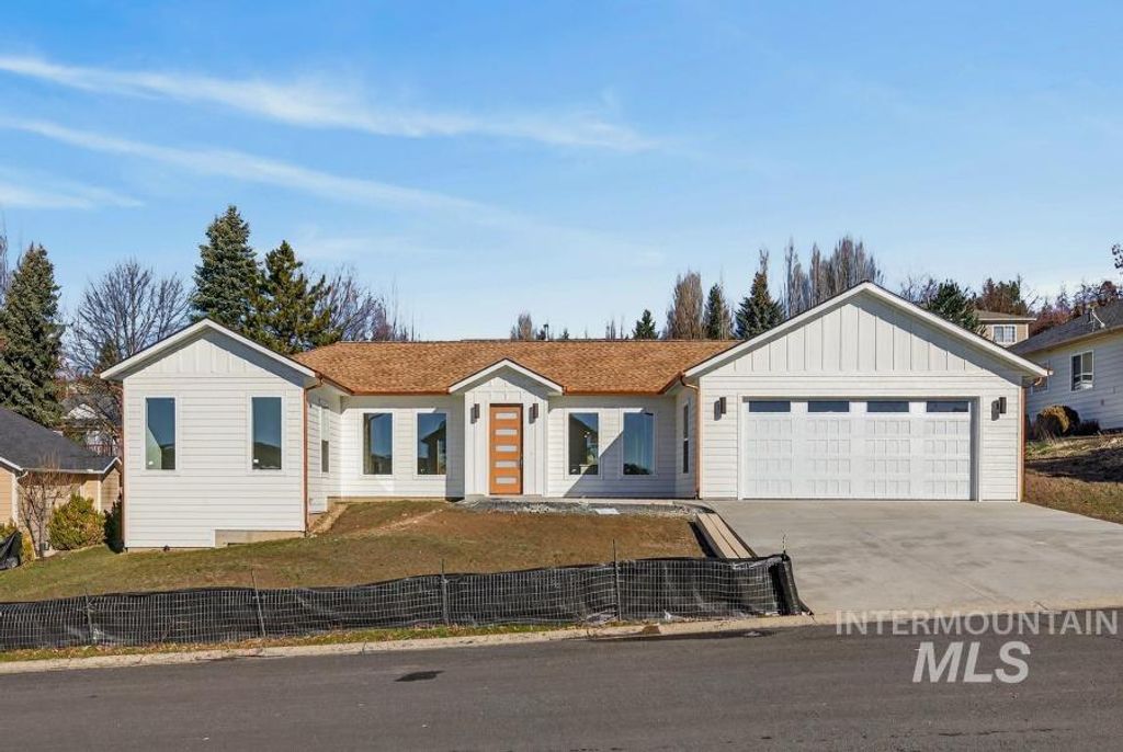 Photo of 780 Victoria Dr, Moscow, ID 83843 (MLS # 98958449)
