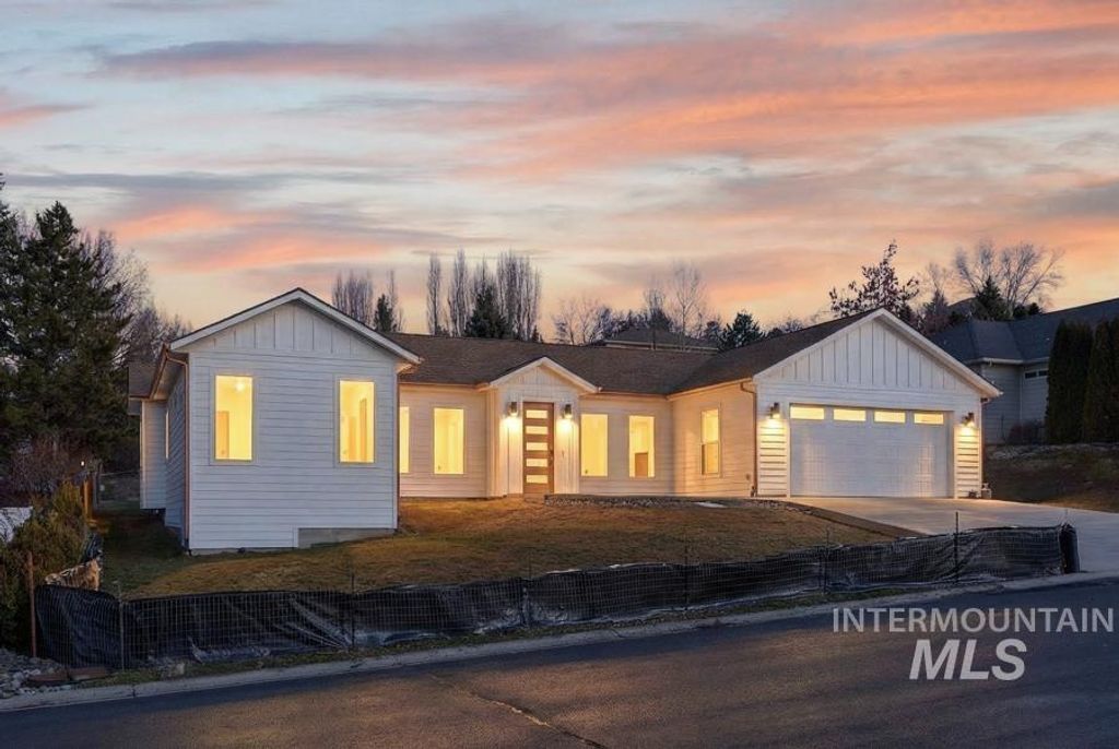 Photo of 780 Victoria Dr, Moscow, ID 83843 (MLS # 98958449)