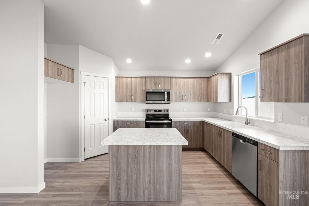 Photo of 811 NE Trailridge St, Mountain Home, ID 83647 (MLS # 98978036)