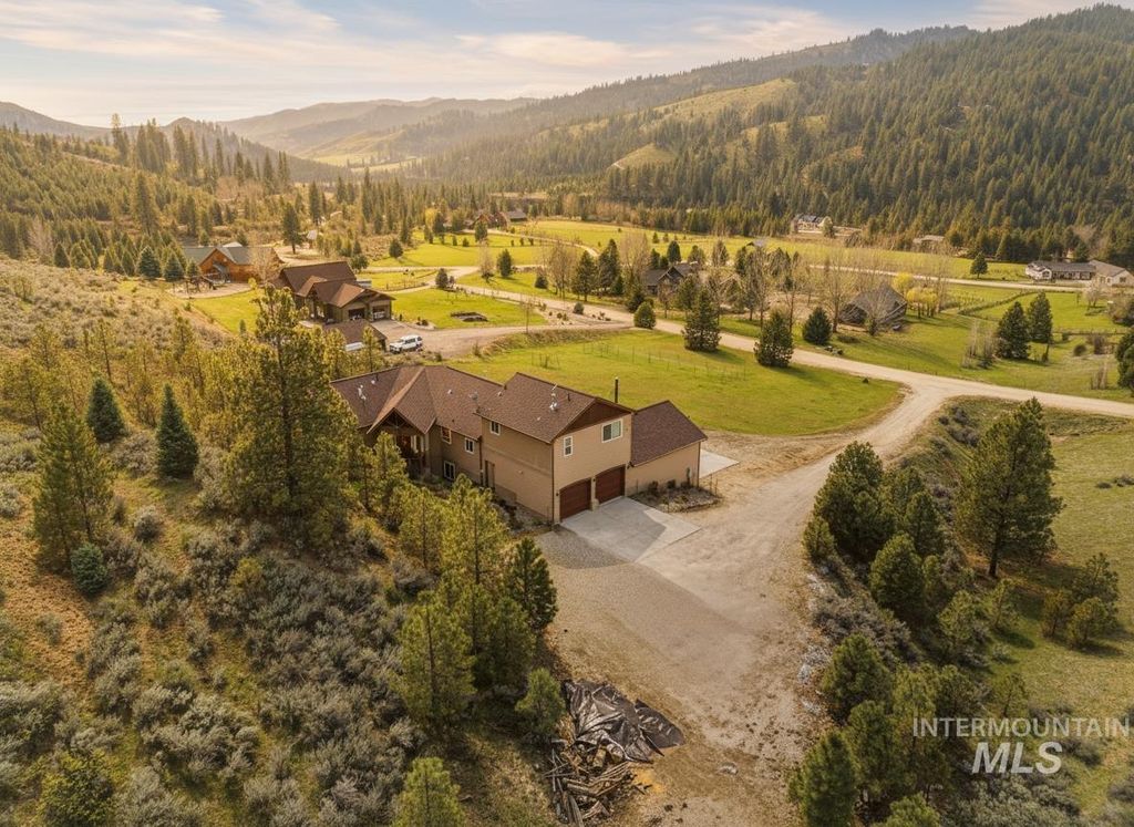 Photo of 65 Peregrine Dr, Boise, ID 83716 (MLS # 98982474)