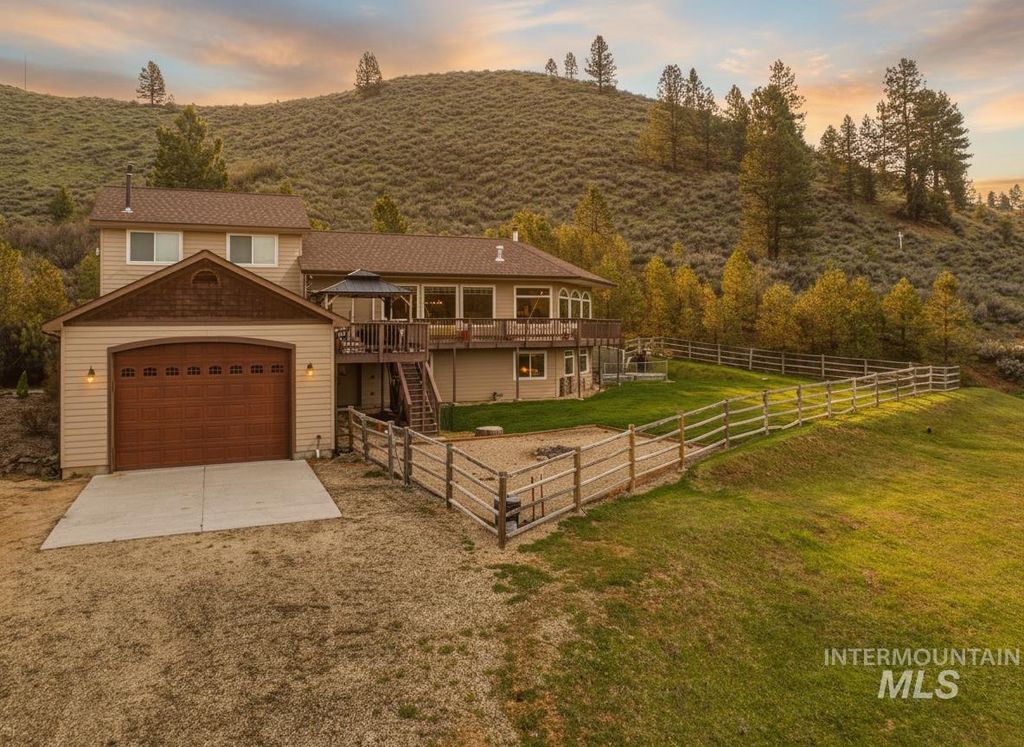 Photo of 65 Peregrine Dr, Boise, ID 83716 (MLS # 98982474)