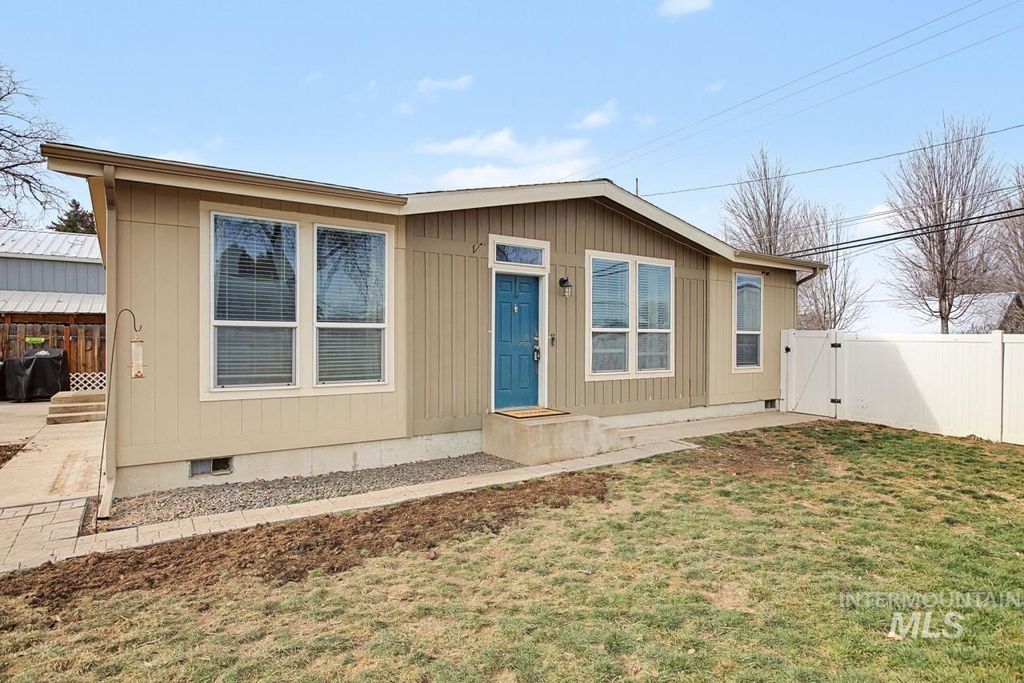Photo of 1224 Burrell Ave, Lewiston, ID 83501 (MLS # 98972932)