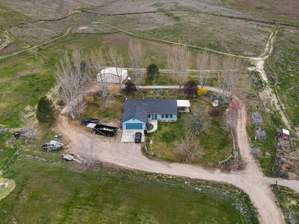 Photo of 731 Tower Ln, Caldwell, ID 83607 (MLS # 98980116)