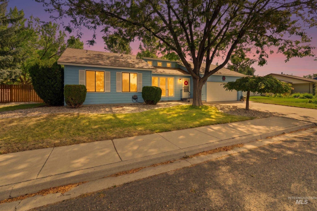 Photo of 708 Carriage Lane, Twin Falls, ID 83301 (MLS # 98999841)