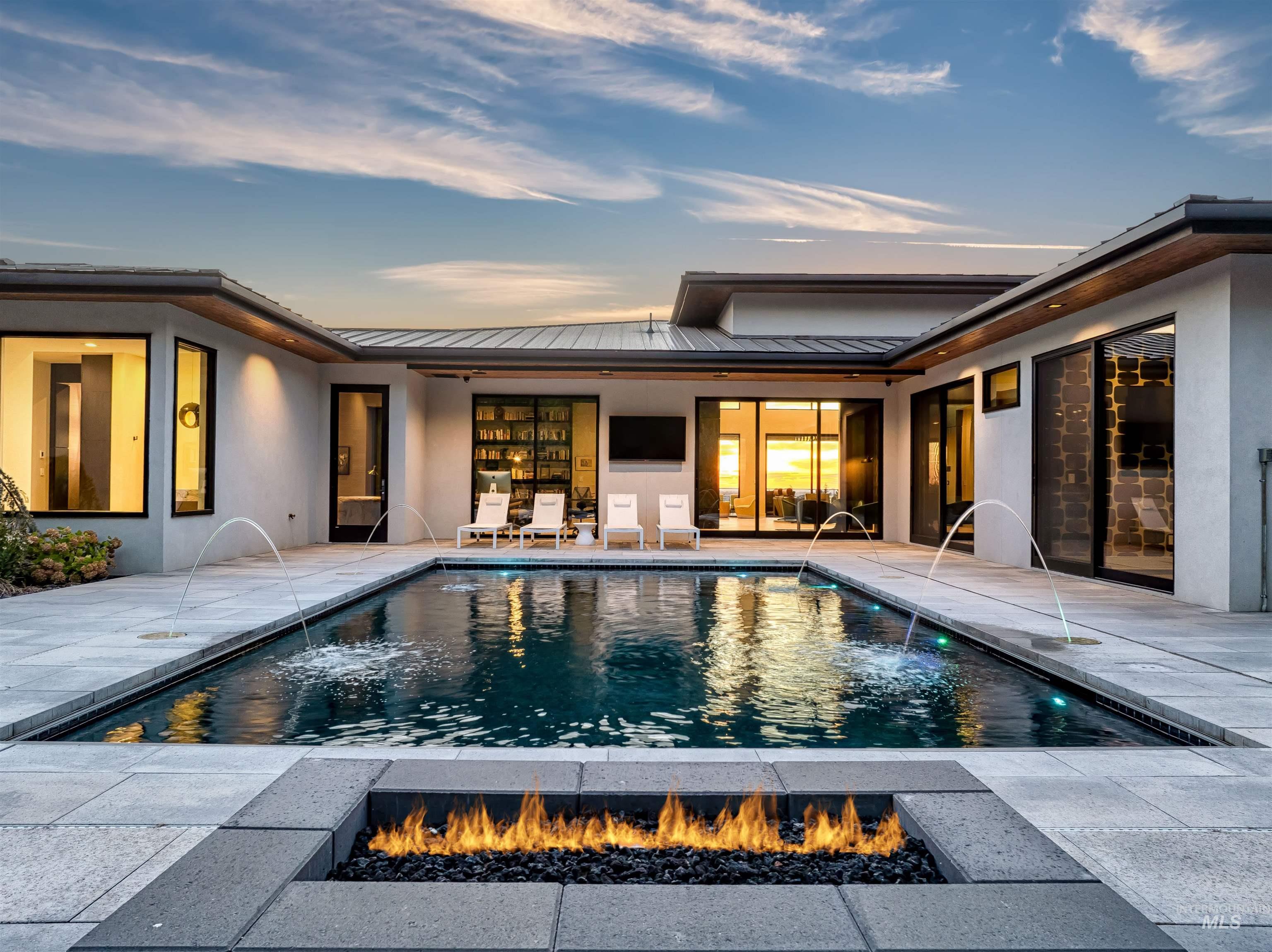 2813 E Hard Rock Drive