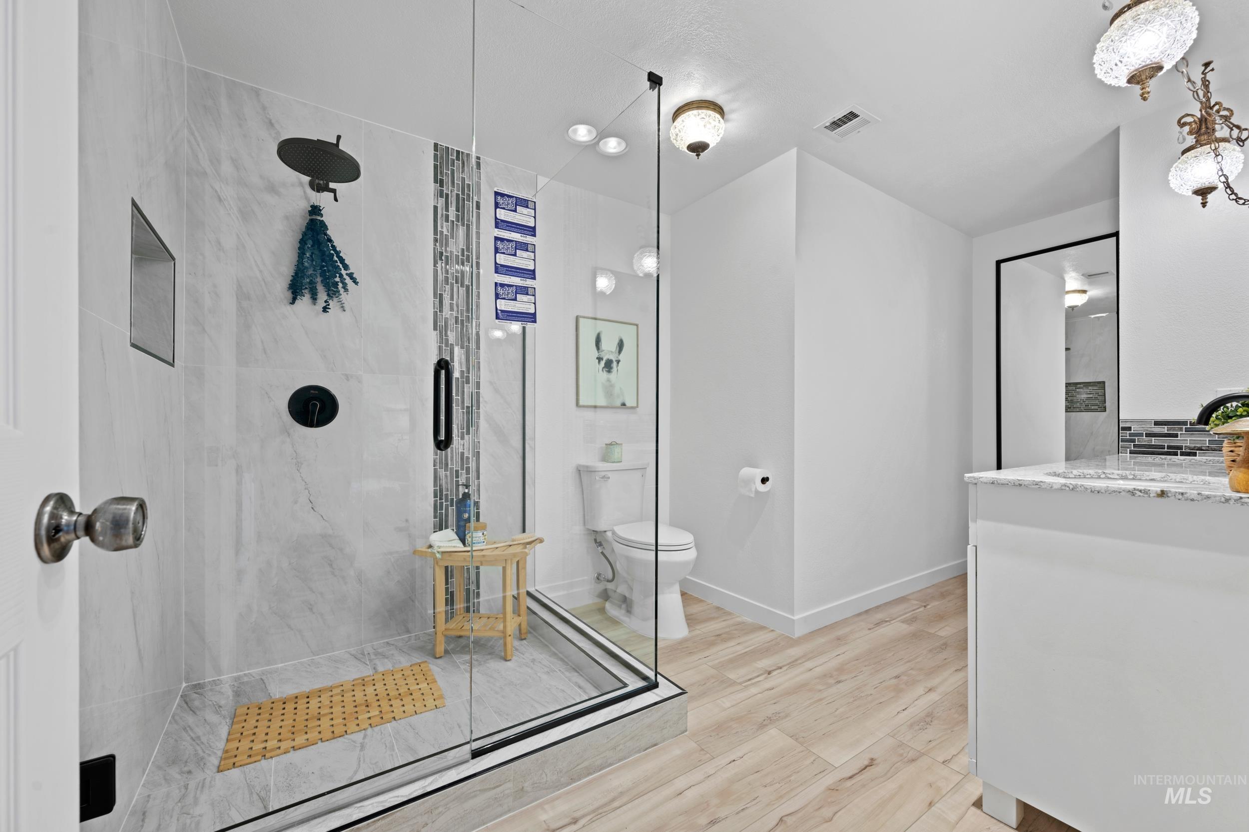 Primary Suite Bath w/Walk-In Shower