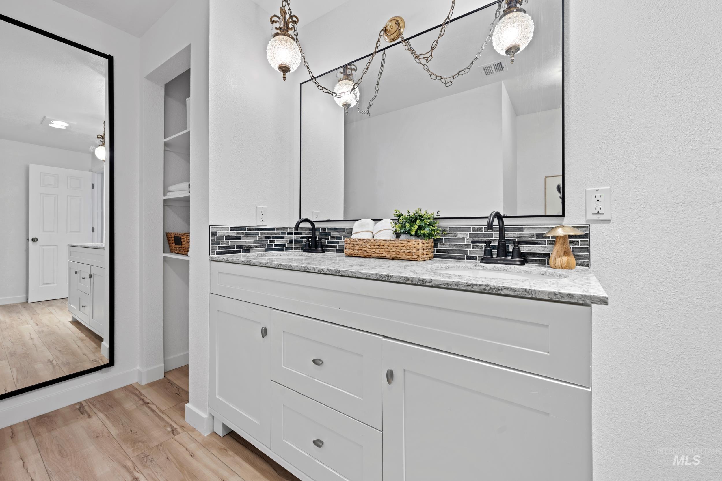 Primary Suite Bath w/Walk-In Shower