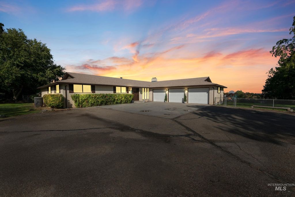 Photo of 15698 Yoder Ave, Caldwell, ID 83607 (MLS # 98963685)