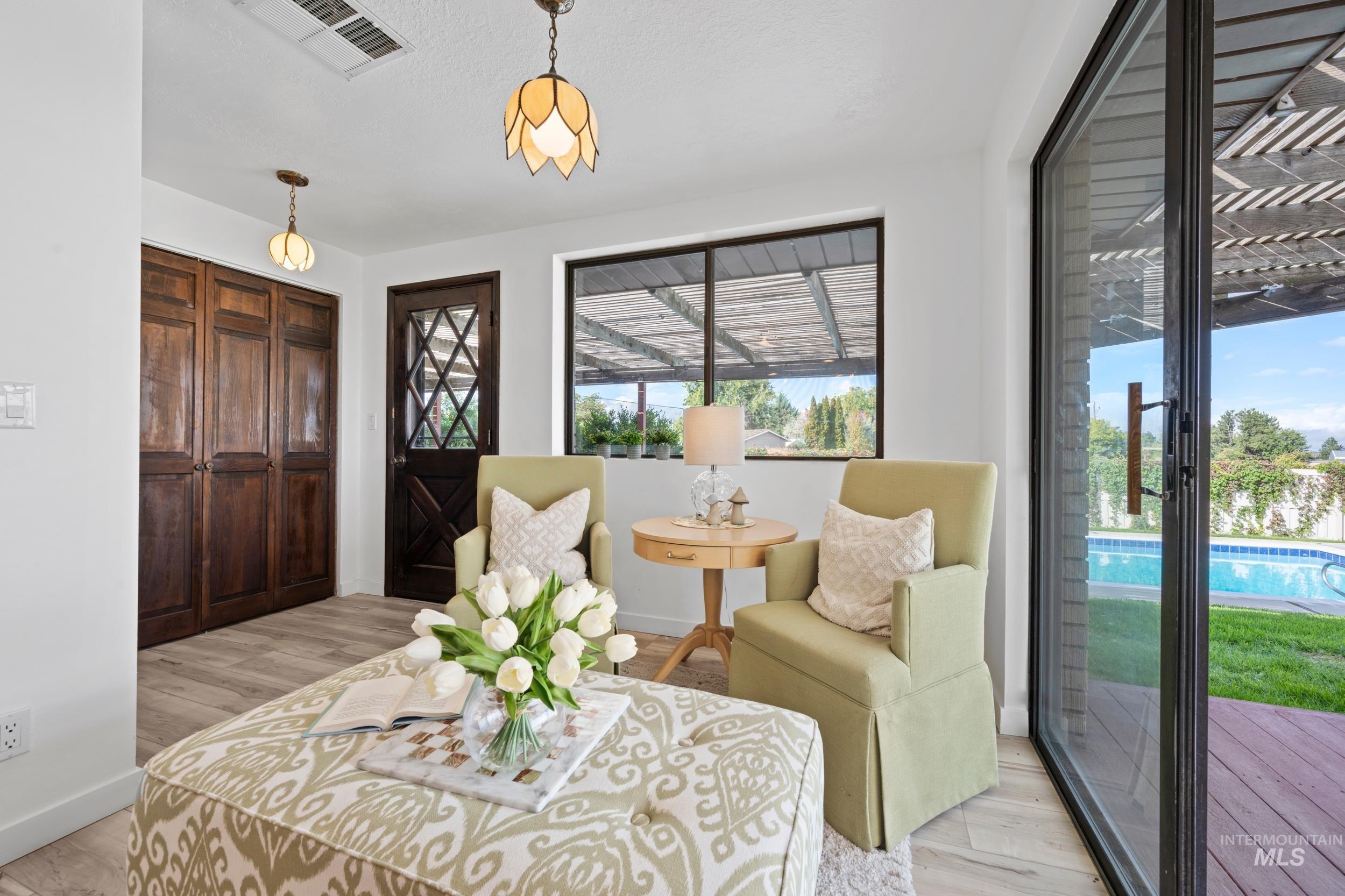 Sitting Nook w/Pantry