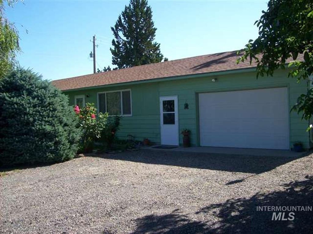 Photo of 721 Mendiola Rd, Nyssa, OR 97913 (MLS # 98983108)