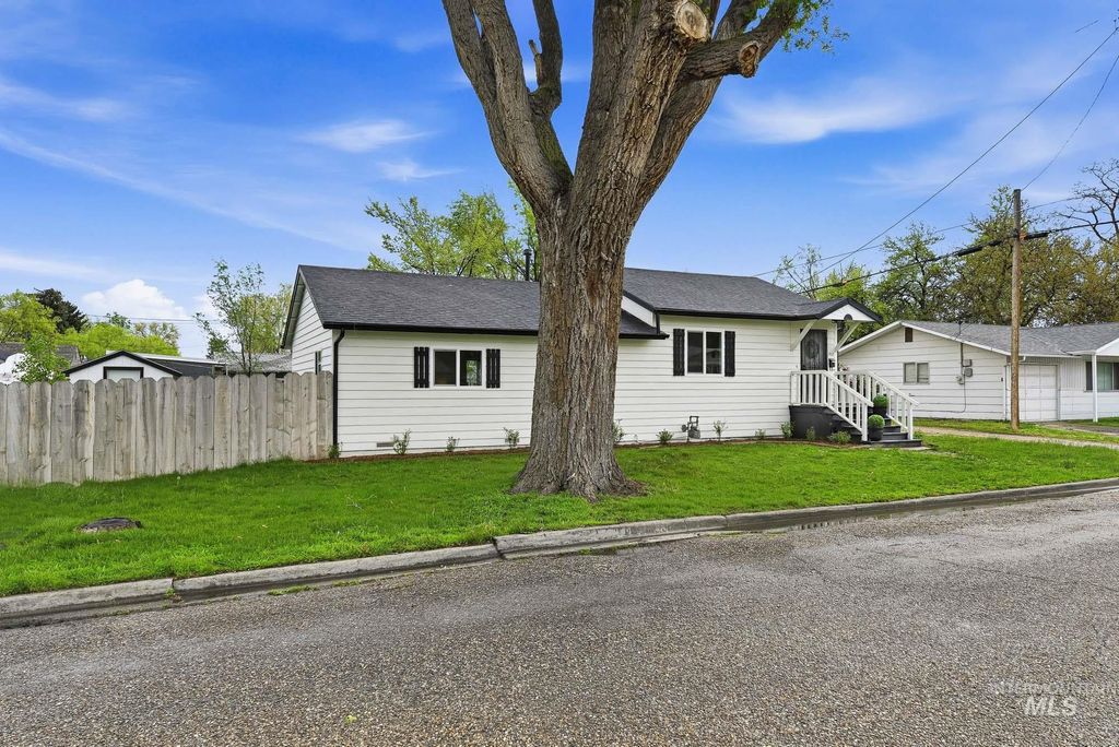 Photo of 1912 5th St South, Nampa, ID 83651 (MLS # 98982930)