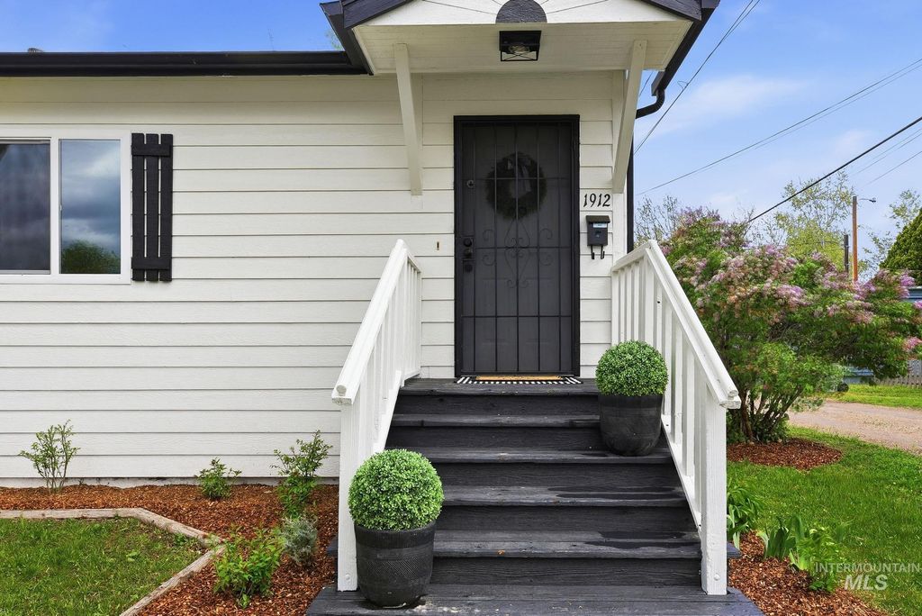 Photo of 1912 5th St South, Nampa, ID 83651 (MLS # 98982930)