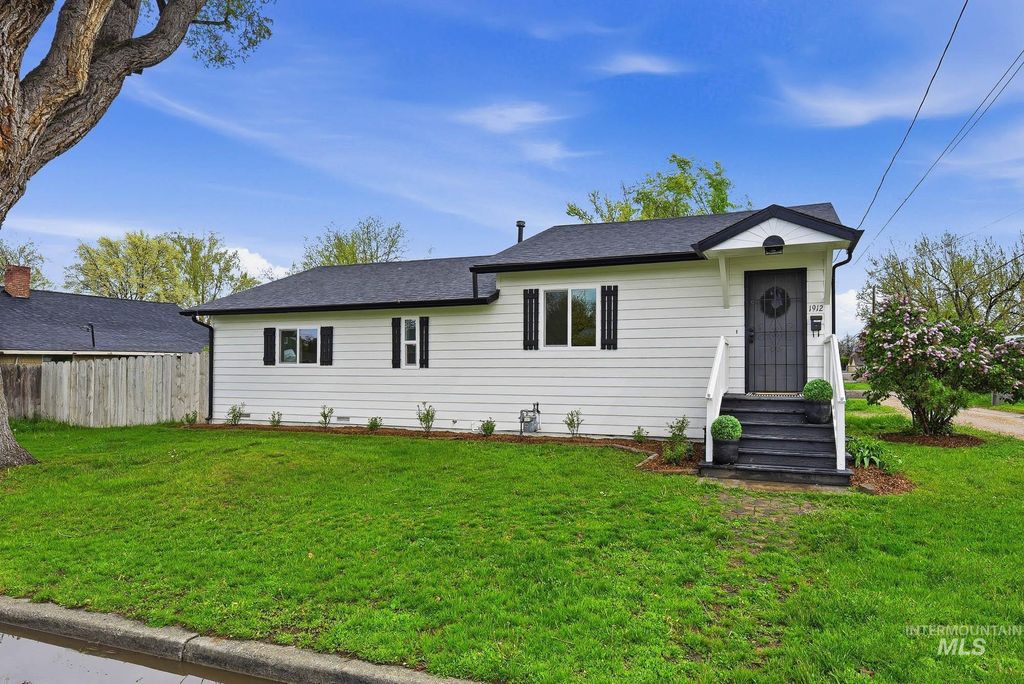 Photo of 1912 5th St South, Nampa, ID 83651 (MLS # 98982930)