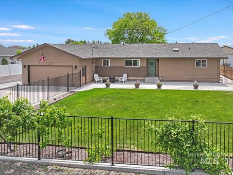 Photo of 1011 Filer Ave W Ave, Twin Falls, ID 83301 (MLS # 98981896)