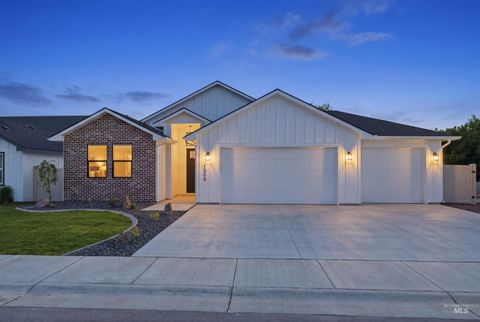 Photo of 1306 Birch St, Parma, ID 83660 (MLS # 98978657)