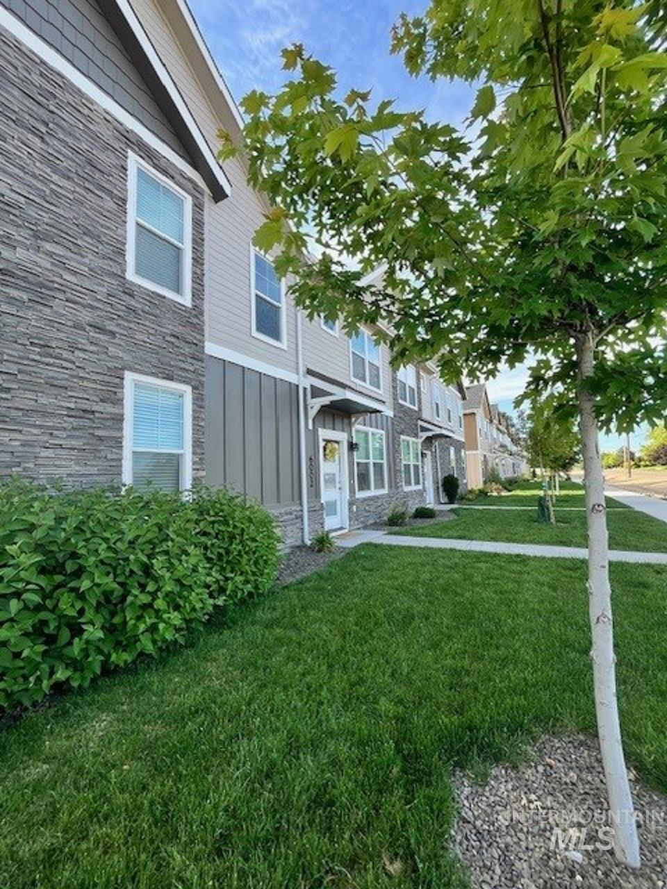 View of grassy yard