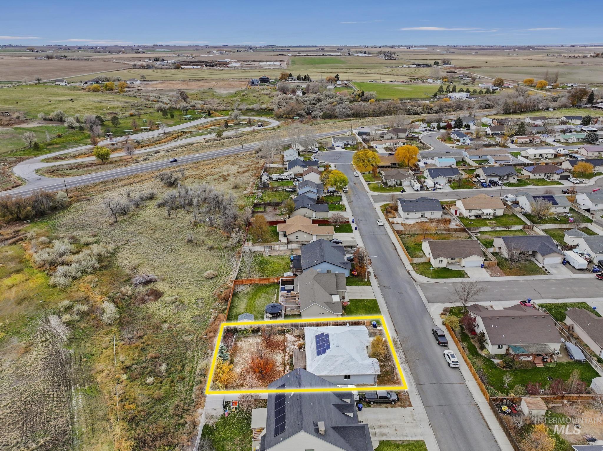Aerial view of residential area featuring property parcel outlined