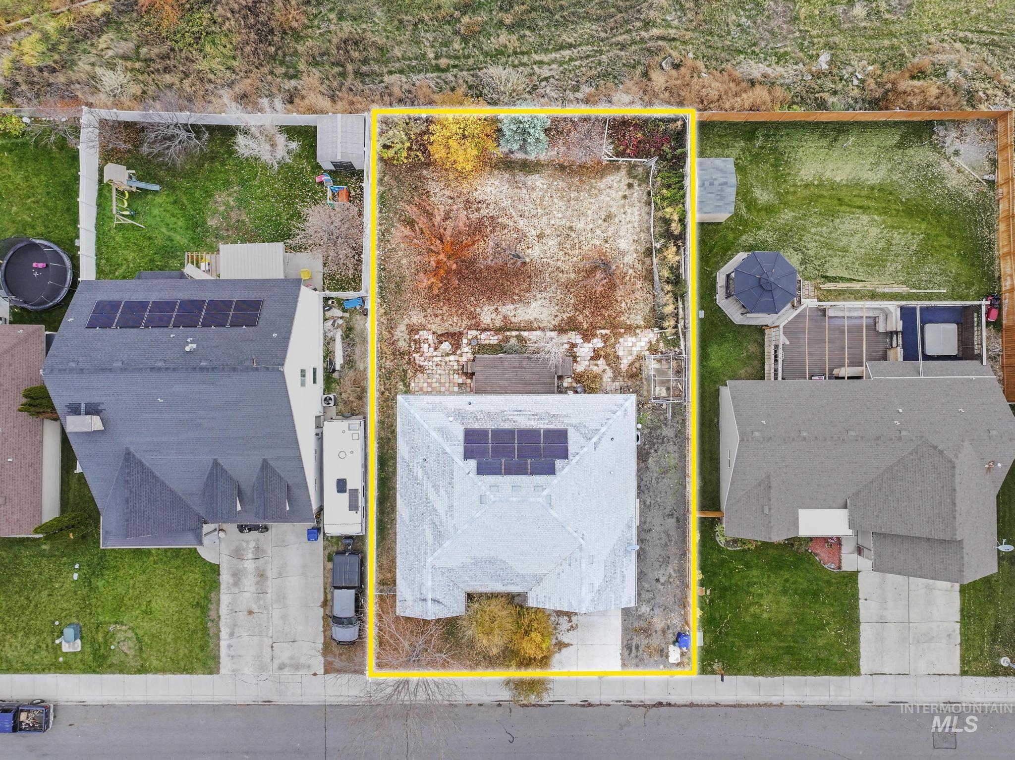 Aerial view of residential area featuring property parcel outlined