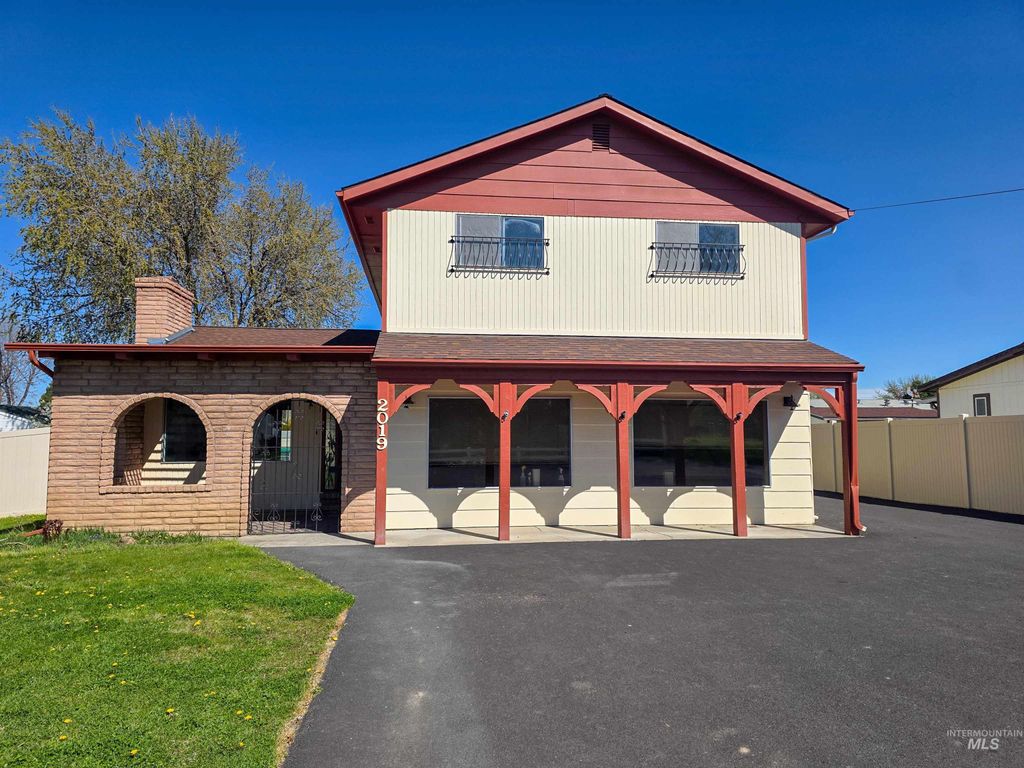 Photo of 2019 Birch Ave, Lewiston, ID 83501 (MLS # 98981043)