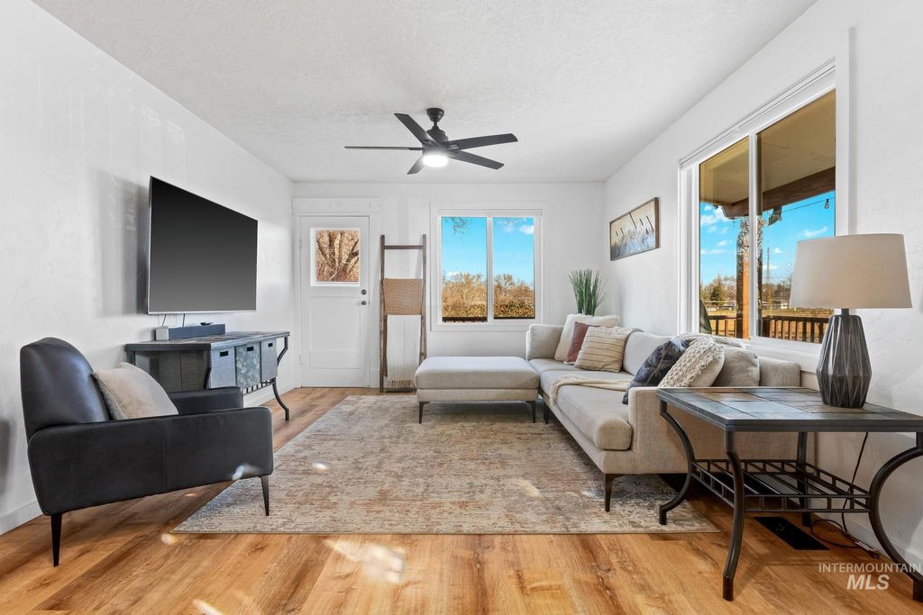 Photo of 921 NW 3rd Street, Meridian, ID 83642 (MLS # 98976871)