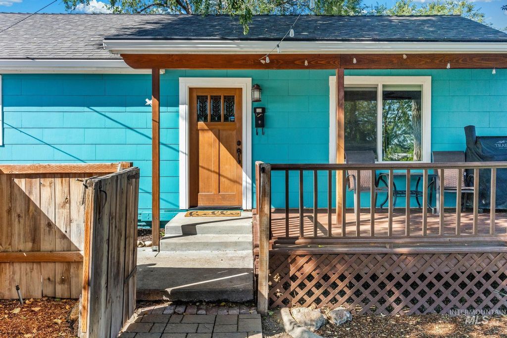 Photo of 921 NW 3rd Street, Meridian, ID 83642 (MLS # 98976871)