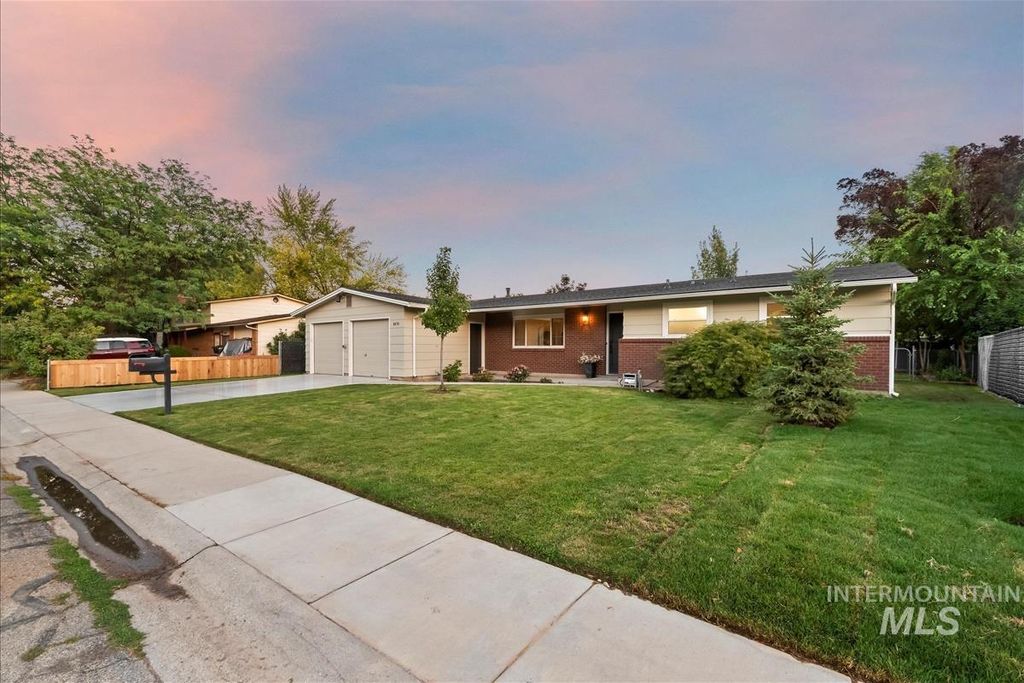 Photo of 8475 W Westchester Ave, Boise, ID 83704 (MLS # 98965212)