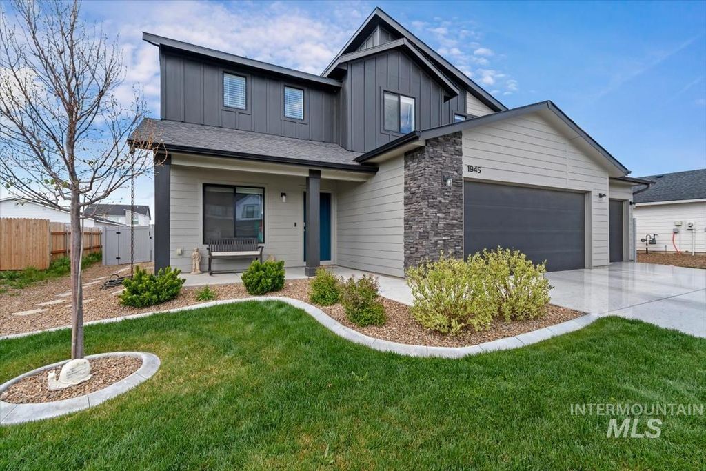 Photo of 1945 SW Sharpshinned, Mountain Home, ID 83647 (MLS # 98981807)