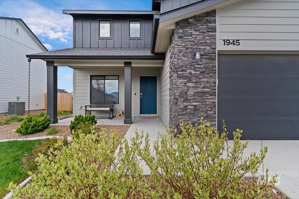 Photo of 1945 SW Sharpshinned, Mountain Home, ID 83647 (MLS # 98981807)