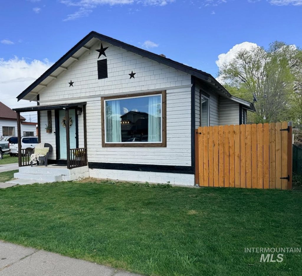 Photo of 326 Montana Street, Gooding, ID 83330 (MLS # 98977952)