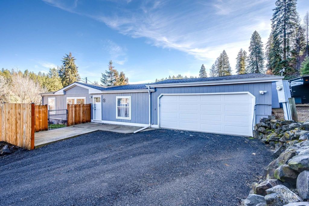 Photo of 813 Bentz St, Troy, ID 83871 (MLS # 98974457)