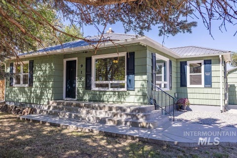 Photo of 910 W Orchard Ave, Nampa, ID 83651 (MLS # 99001290)