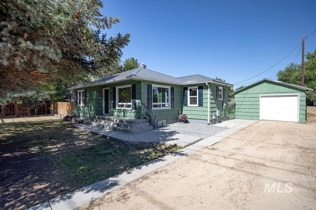 Photo of 910 W Orchard Ave, Nampa, ID 83651 (MLS # 99001290)