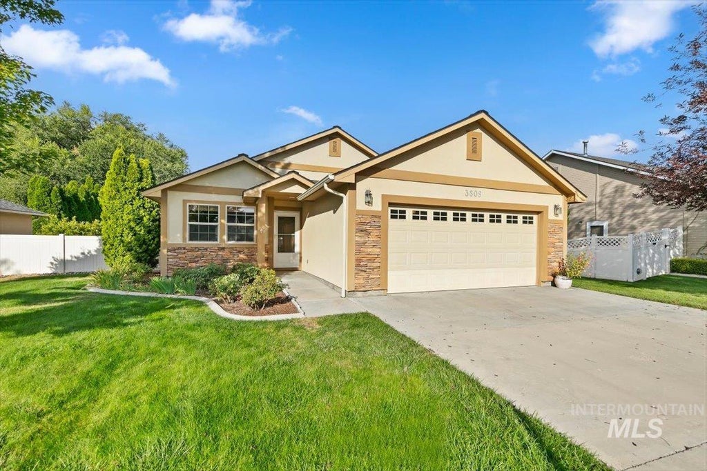 Photo of 3809 S Edgeview Dr, Nampa, ID 83686 (MLS # 99000535)