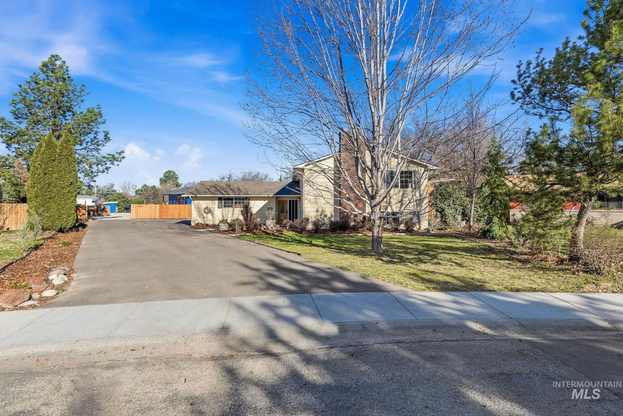 View of front of house with driveway